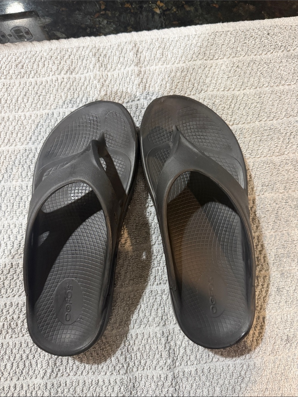 OOFOS black recovery Flip Flops